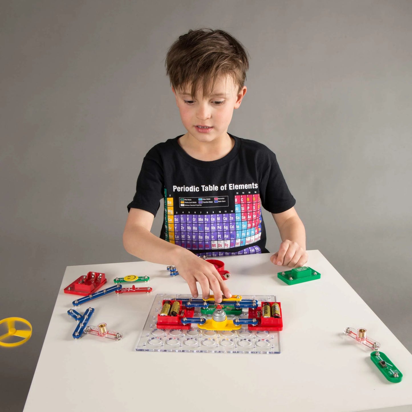 Clip_Circuit_Electro_Lab_BOX_80_experiments_child_playing