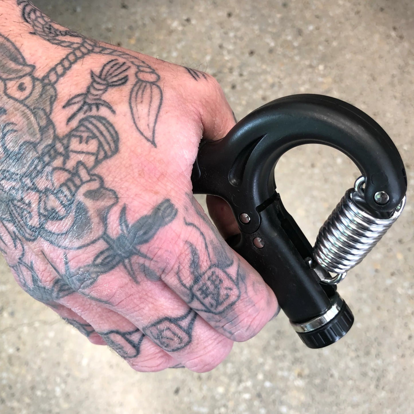 Kaiko_Fidgets_hand_strengthener_in_use