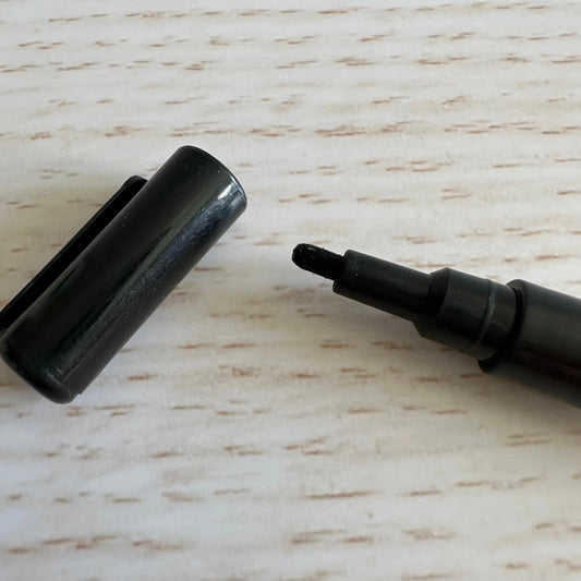 Organizing_life_beautifully_black_liquid_chalk_pen_close_up