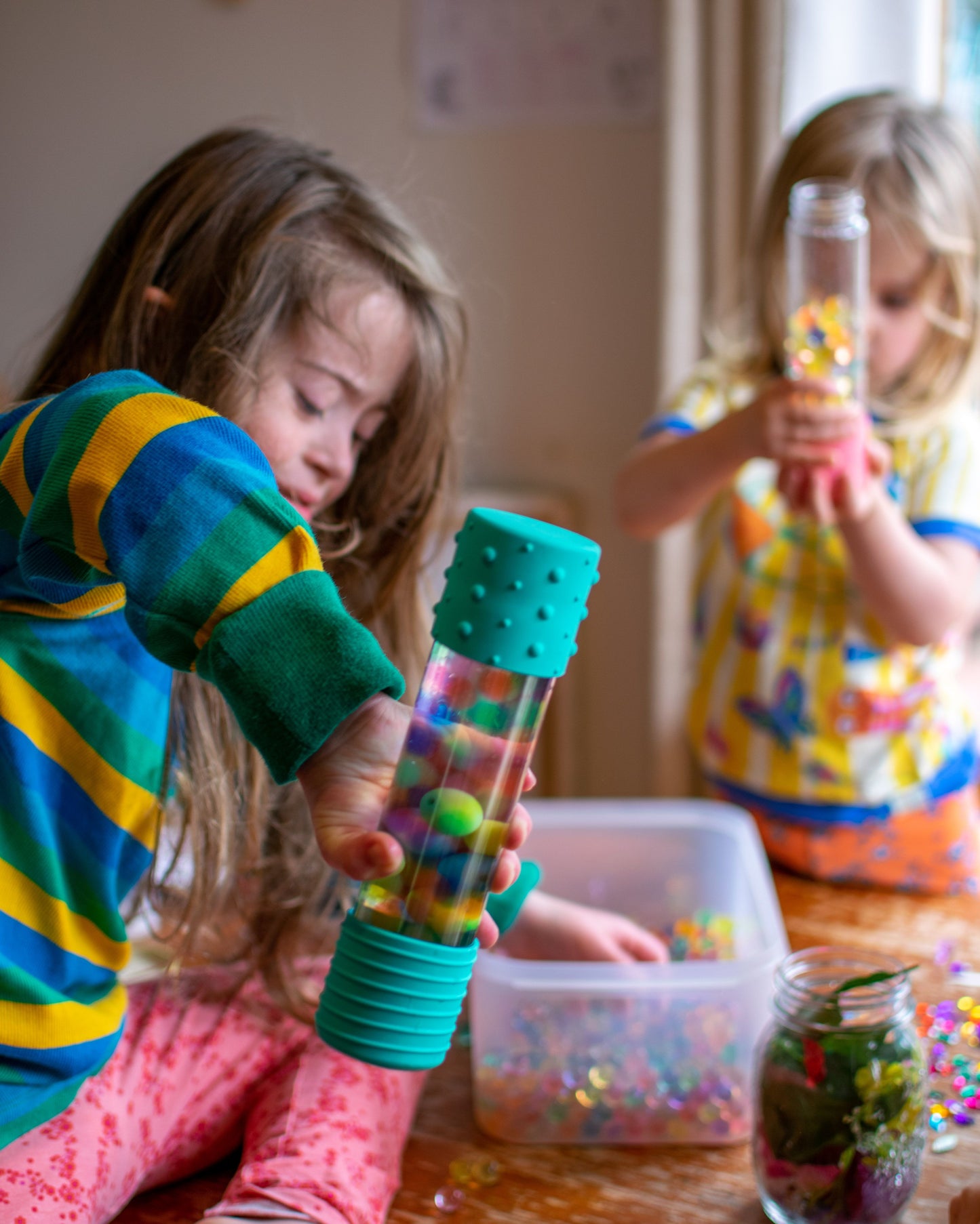 Girls_playing_with_Jelly_Stone_designs_DIY_Calm_Down_bottles_Aqua