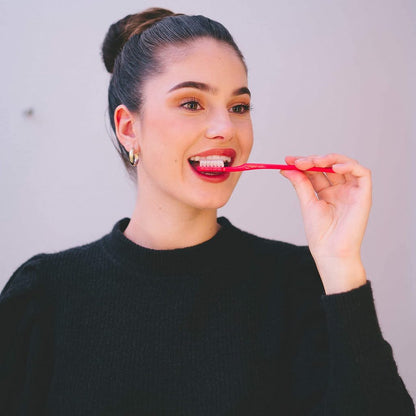 Collis-Curve_Adult__Soft_Toothbrush_with_Triplefit_Bristles_brushing