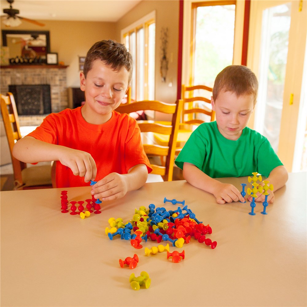 Fat_Brain_Toys_Minisquigz_two_kids_building_with_minisquigz