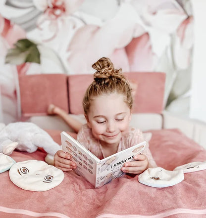 Feeelings_Friends_girl_reading_book