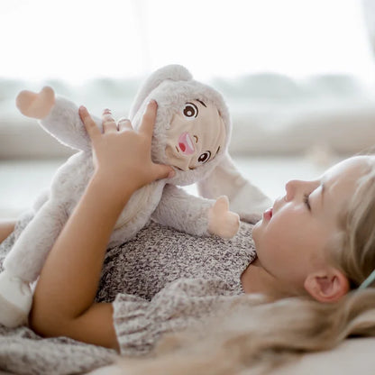 Feelings_Friend_girl_holding