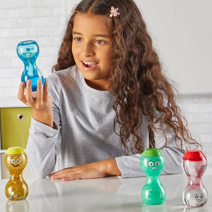 HAND2MIND_Girl_playing_with_Express_your_feelings_sensory_bottles