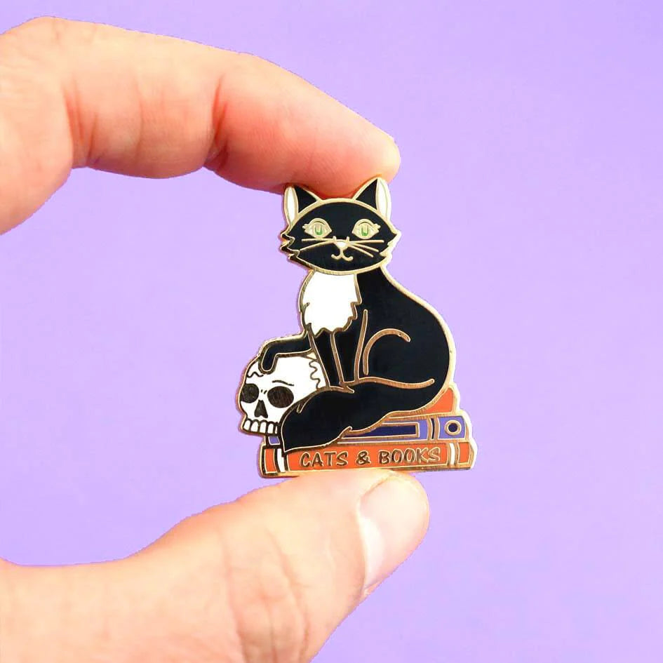 Jubly-Umph_Cats_and_Books_pinched_between_persons_fingers