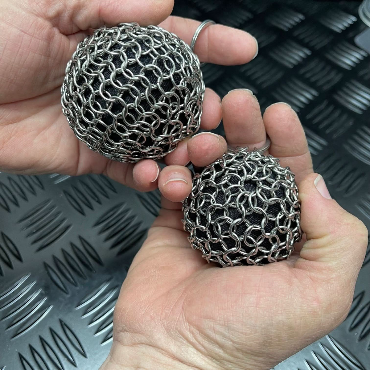 Kaiko_Chain-Maille-BALLS-Firm-Squish-Picking-Support_in_hand