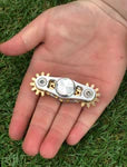 Kaiko_Cog-spinner_in_hand