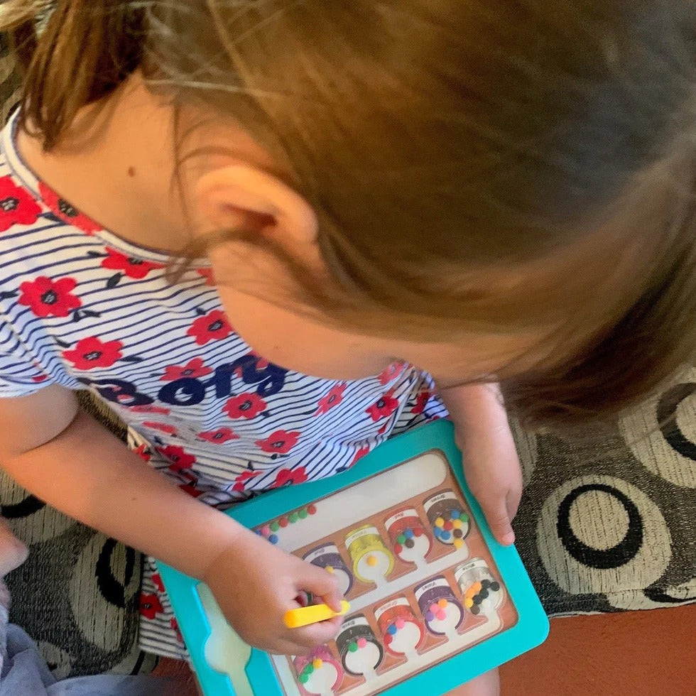 Kaiko_Colour_number_maze_magnetic_pad_girl_playing