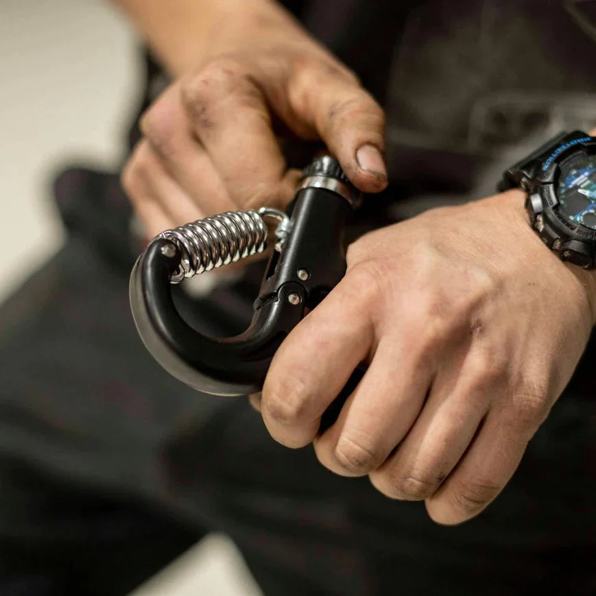 Kaiko_Fidgets_hand_strengthener_in_use..