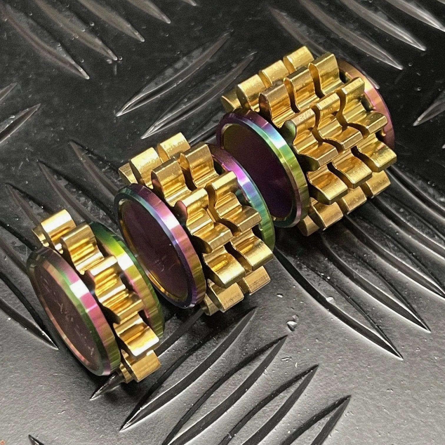 Kaiko_TRINITY_Mega_Cog_DIY_Kit_close_up_of_spinners_the_happy_giraffe