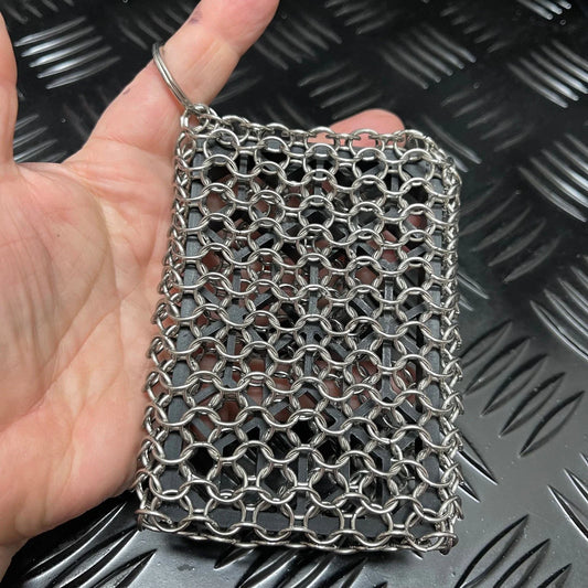 Kaiko_fidget_chain_maille_pad_kaiko_in_hand