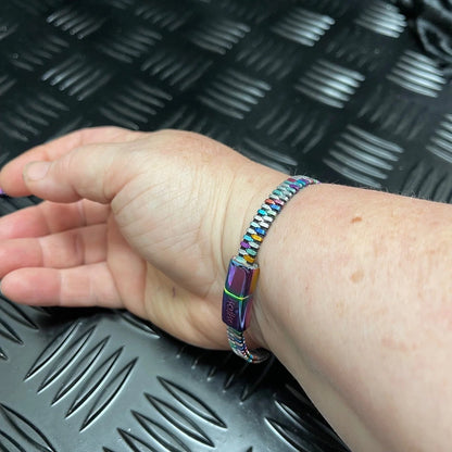 Kaiko_fidgets_Unisex_Oil_Slick_Metal_Zipper_Bracelet_Jos_hand