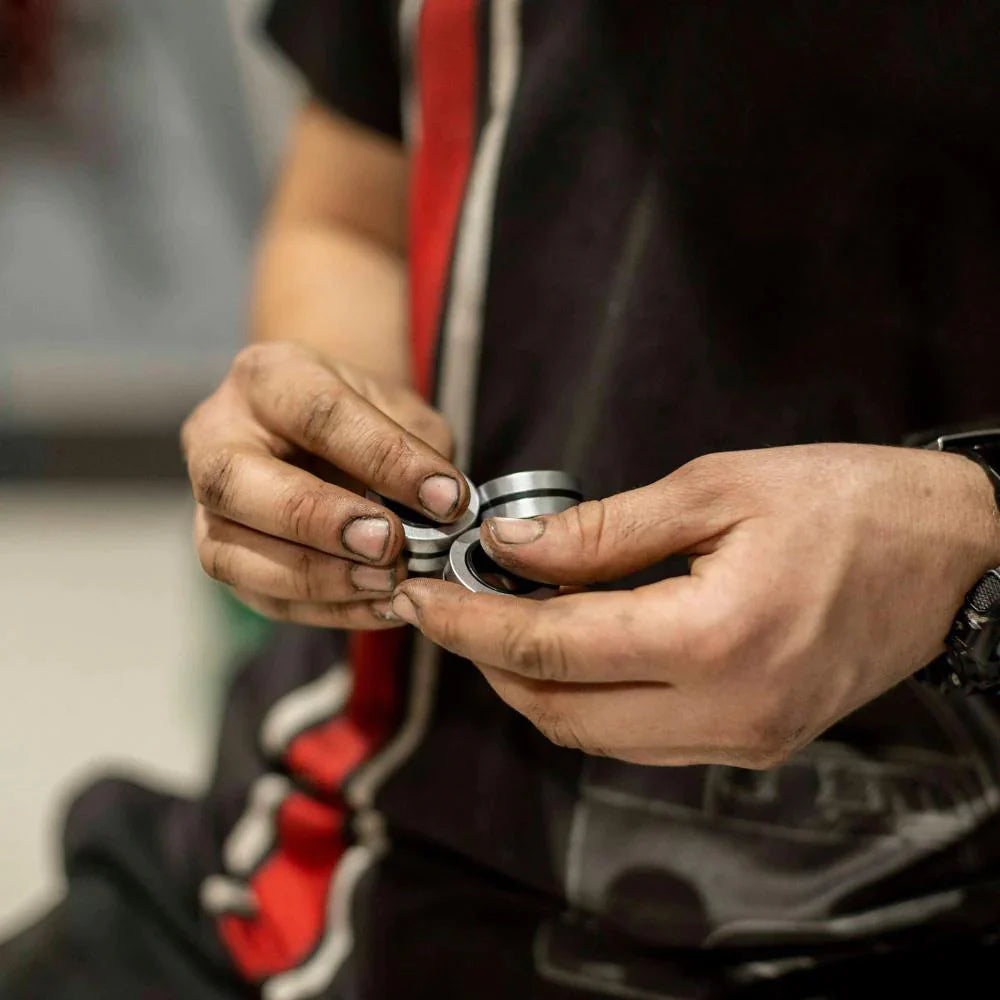 Kaiko_fidgets_metail_rings_in_fingers