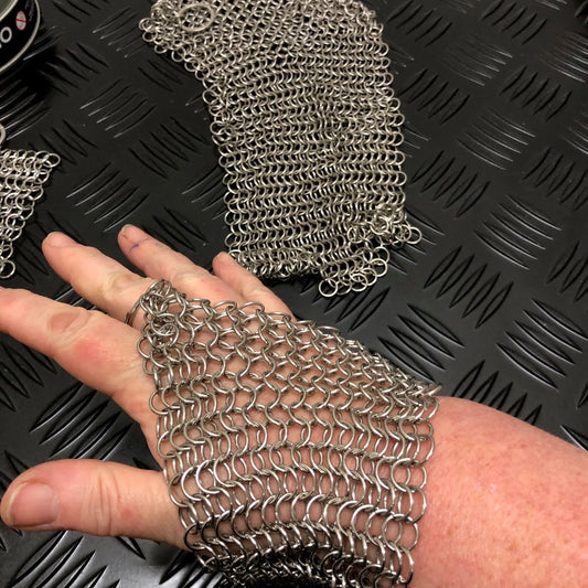 Kaiko_fidgets_metal_chain_Maille_trio_set_on_hand