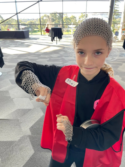 Kaiko_fidgets_metal_chain_Maille_trio_set_worn_by_Mez