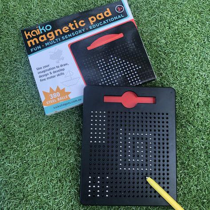 Kaiko_magnetic_pad_with_stylus_on_the_grass