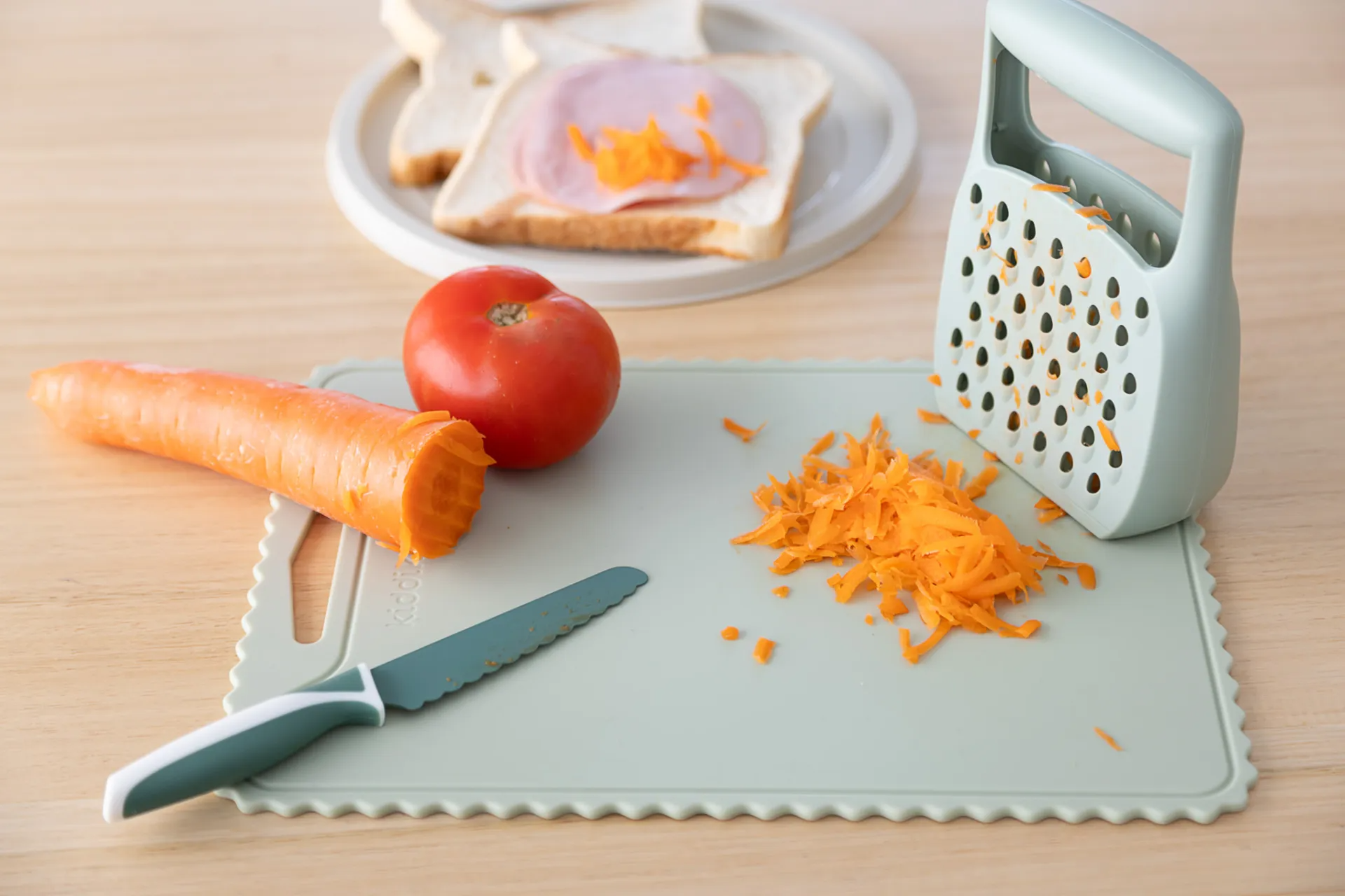 Kiddikutter_Grater_grated_carrot
