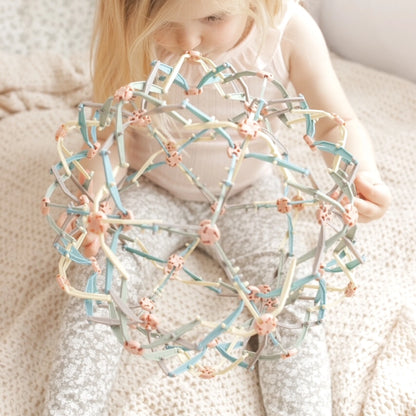 Mindful_and_co_Mindfulness_ball_child_expanding_ball