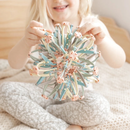 Mindful_and_co_Mindfulness_ball_child_holding