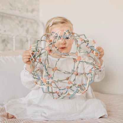 Mindful_and_co_Mindfulness_ball_with_child_expanded