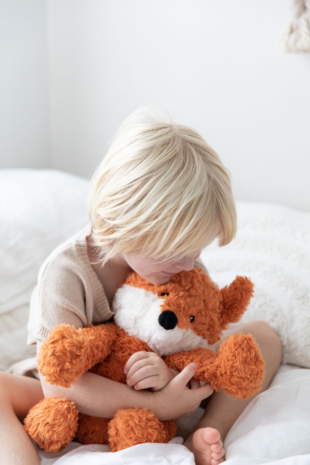 Mindful_and_co_kids_weighted_buddies_frankle_fox_with_young_person