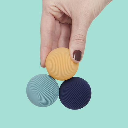 SPEKS_ODDS_Vivid_Blue_lines_in_hand