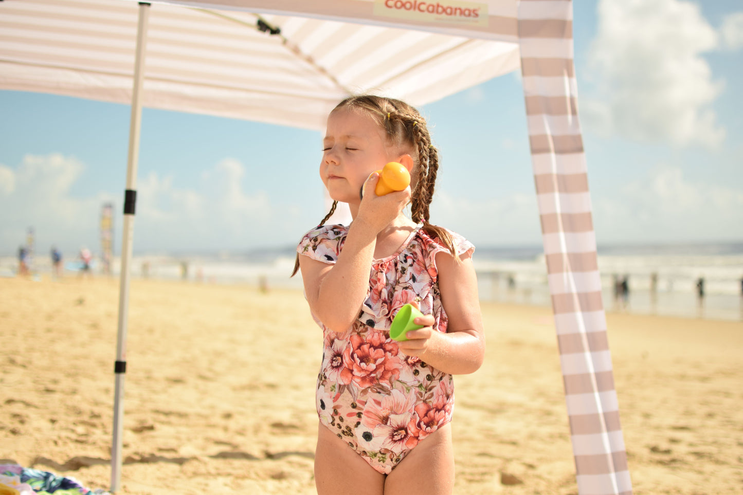 Solar_buddies_girl_applying_sunscreen_to_face