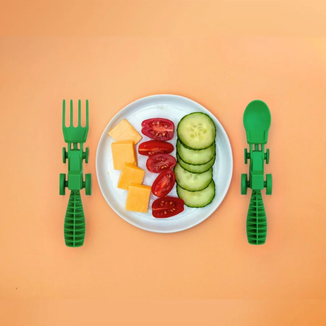 Spotty_Kat_constructive_eating_tractor_cutlery_green_package_in_use