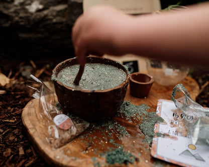 The_Little_Potion_co._Heart_of_an_Adventurer_BRAVE_Potion_Pouch_stirring_fiz