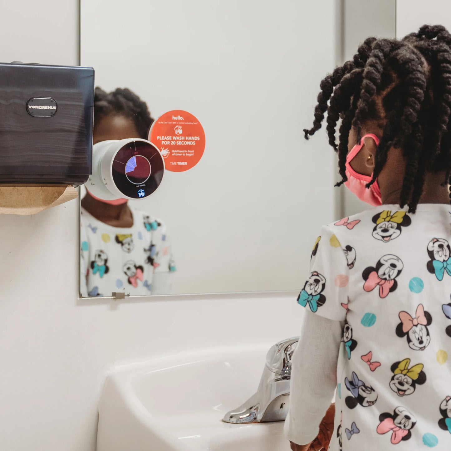 Time_Timer_Hand_wash_being_used_by_child_stuck_to_the_mirror