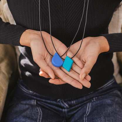 ark_parabite_parallelogram_chewelry_in_hand