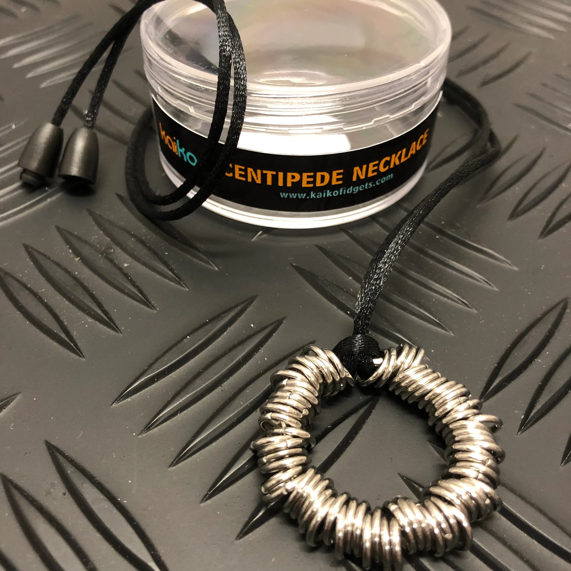 Kaiko_Centipede_necklace_with_case