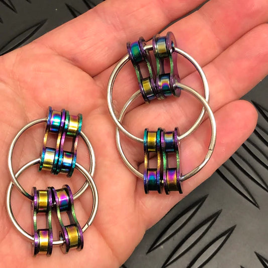 Kaiko_double_LOOP_Fidget_oil_slick_on_persons_hand