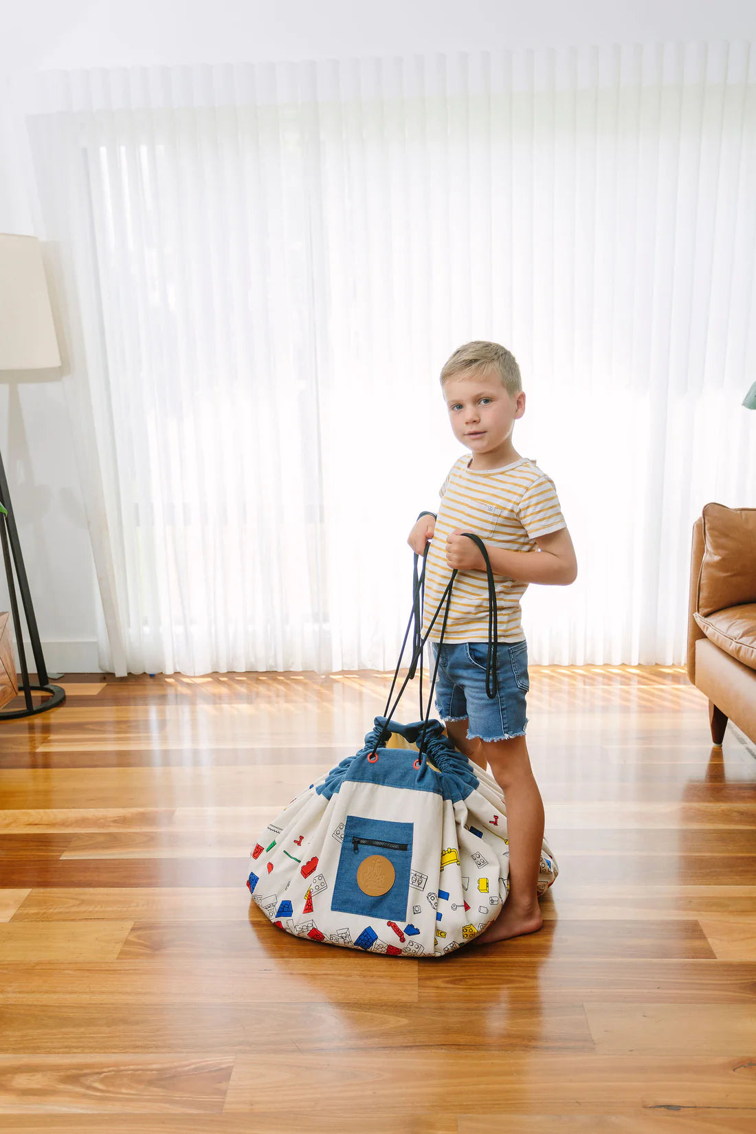 Play_Pouch_Bricks_Galore_pouch_child_packing_up_lego