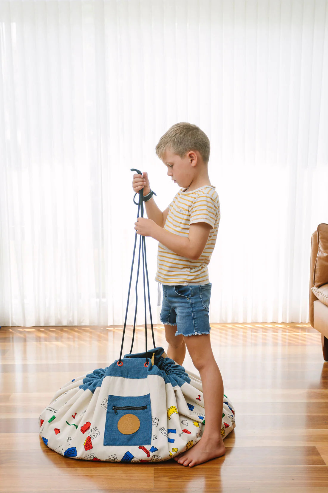 Play_Pouch_Bricks_Galore_Pouch_child_packing_up_lego