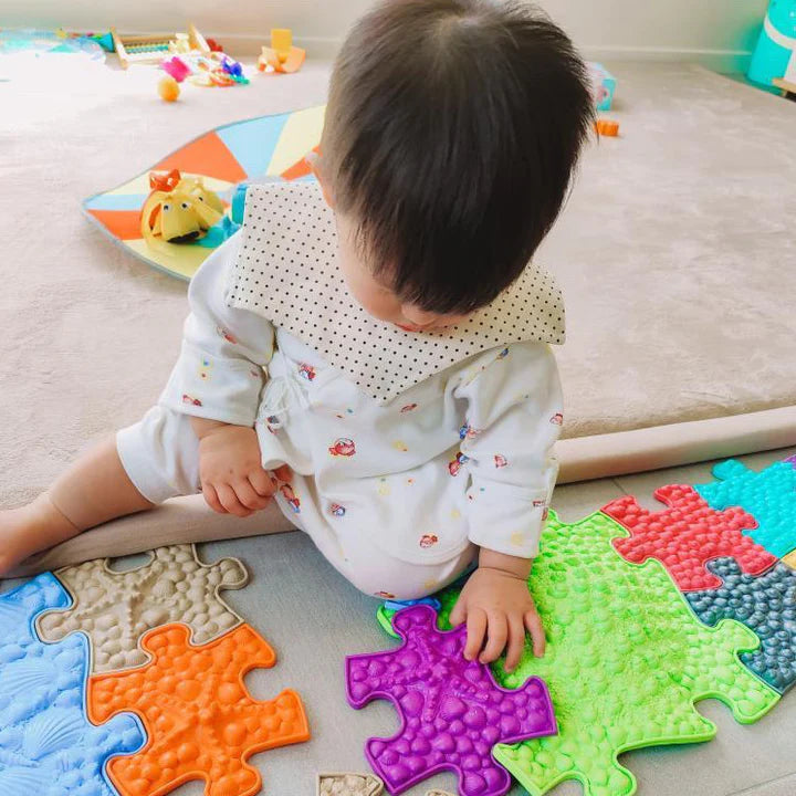 Muffik_tot_mini_sensory_play_mats_child_playing_with_tiles