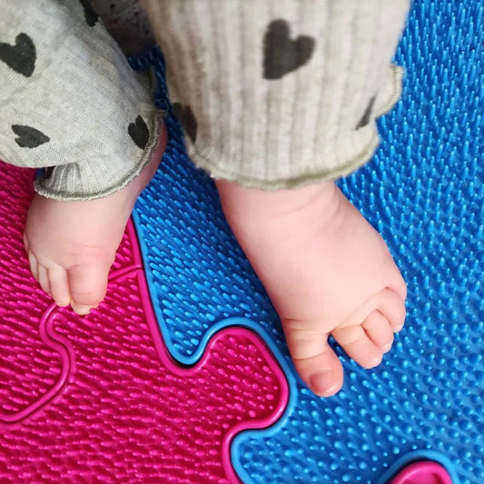 Muffik_tinnitots_extra_Large_play_mats_small_childs_feet_standing_on_the_mats