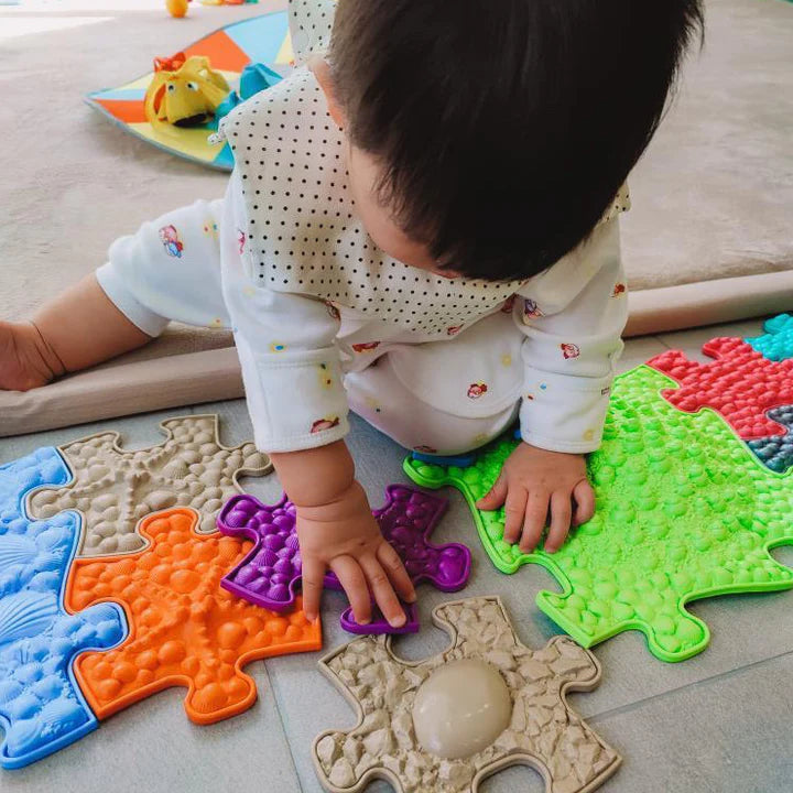Muffik_tot_mini_sensory_play_mats_toddler_playing_with_pieces