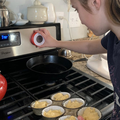 Time_Timer_Visual_Timer_Twist_red_magnestic_being_used_on_oven